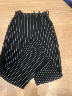 Kostymbyxor  - Säljer dessa fina randiga kostymbyxor. De är högmidjade och raka i längden. Köparen står för frakten 