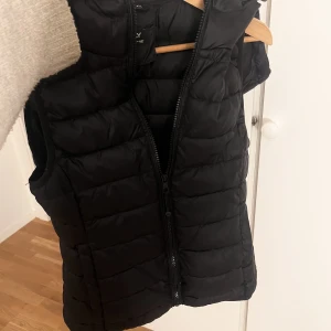 Väst  - Säljer min väst från only, den är använd fåtal gånger och är som ny. Köptes för 550kr!