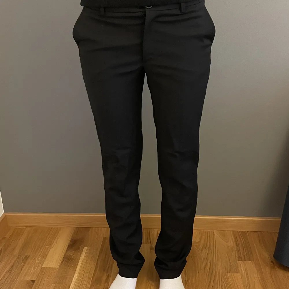 Kostymbyxor från Filippa K - storlek xs - jätte fint skick - jag är 171cm - vid frågor eller funderingar är det bara att skriva!🩵. Jeans & Byxor.