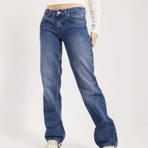 Säljer mina mörkblå low waist jeans från Nelly pga att jag inte använder dom längre. 