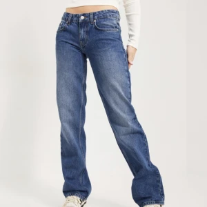 low waist jeans  - Säljer mina mörkblå low waist jeans från Nelly pga att jag inte använder dom längre. 