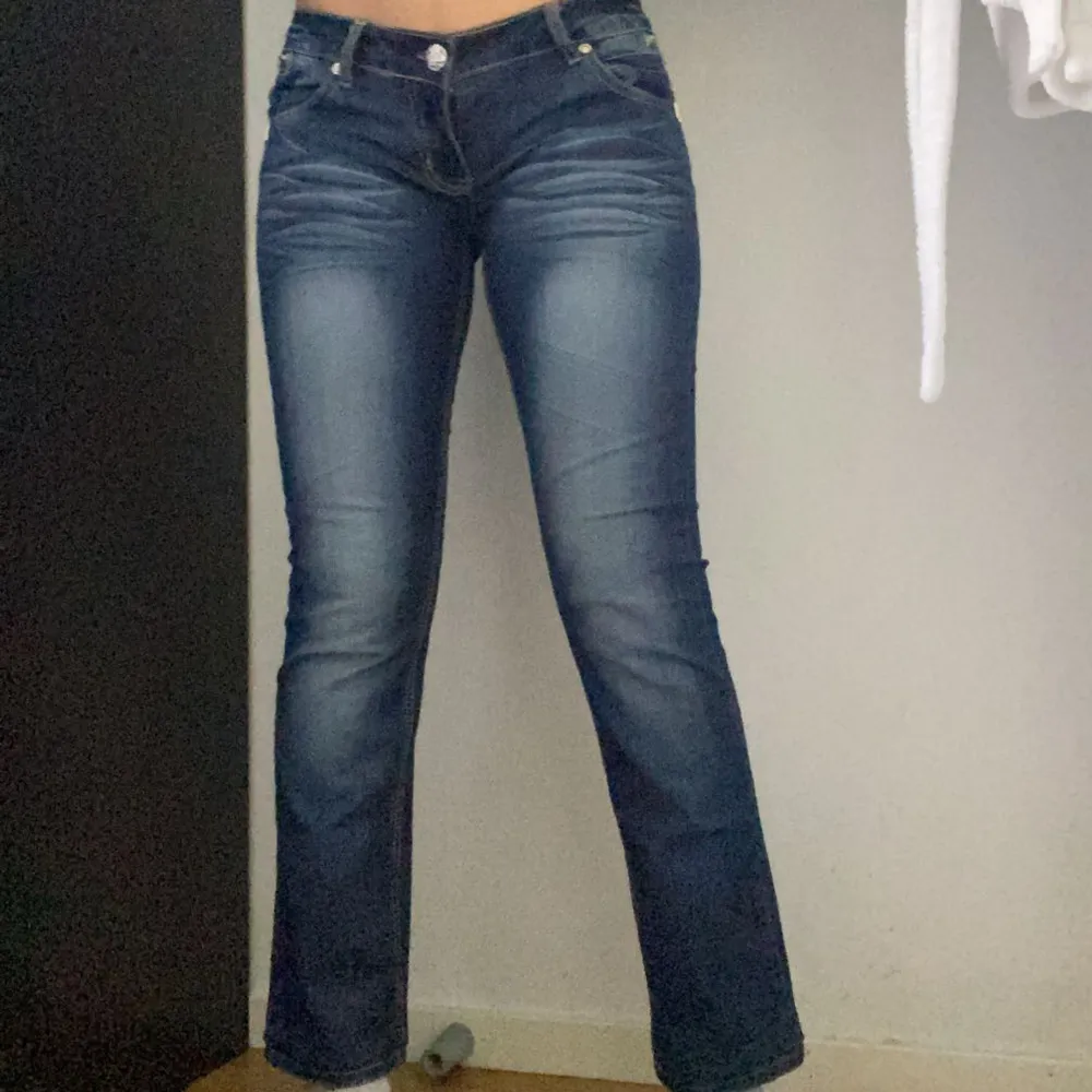Storlek 30 US/38 EU  Använda men i bra skick  Y2K stil byxor med låg midja. ❗️Rekommenderar 165cm o ner!!❗️då dem är för korta för mig (170)  För mer bilder kp:)). Jeans & Byxor.