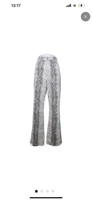 Bootcut jeans - Super cola bootcutjeans med snake print från zara som är typ midwaze❤️ står storlek  42 men uppskattar till 38/40