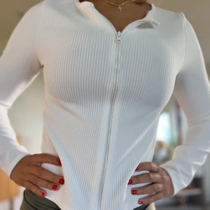 Vit topp med kedja - Använd 1 gång, storlek XS