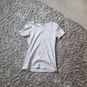 Vit topp - En jättefin vit basic topp från hm💓