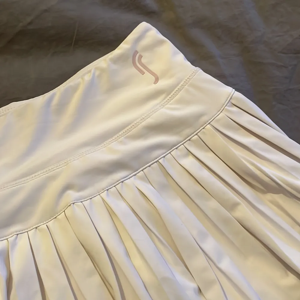 Padel kjol i storlek 8-10 år, använd ca 3 gånger och i ny skick, Ny pris 399kr, säljer då den inte passar nå mer🩷. Kjolar.