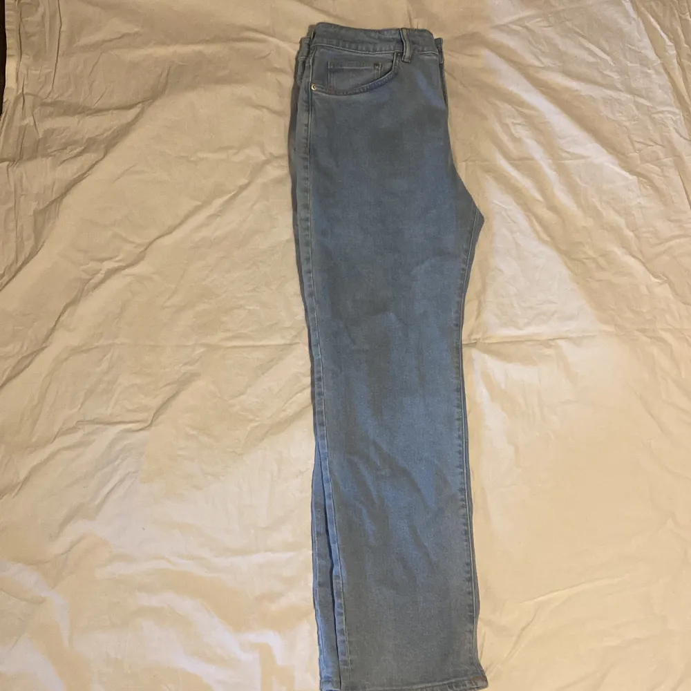 Blå HM jeans i Regular Fit. I 9/10 skick. I storlek 33\30. Inga fläckar eller hål. Skriv om det är några frågor!. Jeans & Byxor.