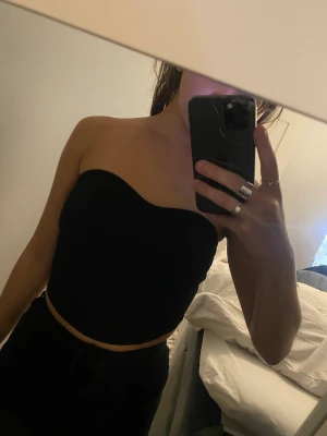 Bandeau topp - Svart bandeau topp från H&M. Oanvänd med lappar kvar! 50kr + frakt📦