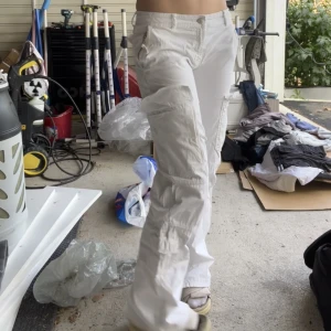 Vita cargo byxor - Slutsålda byxor från Zara, passar mig som har S/36 vanligtvis. Jag är 175