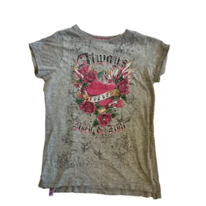 Y2k T-shirt  - Fin T-shirt i stretchigt tyg som inte kommer till användning på grund av att den är lite för liten. Den är i hyfsat bra skick men har ett hål som är lagat på vänster sida vid sömmen som inte syns . Köpt här på Plick och bara testad.🩷Köp gärna via köp nu!🩷