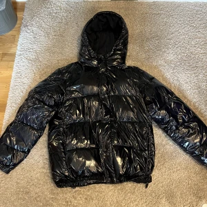 Zara jacka  - Zara jacka i bra skick bara att höra av sig vid funderingar 