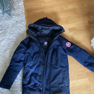Canada goose jacka - Tja! Dags att sälja min jacka jag växt ur. Jackan passar dig som bär Medium och är unisex. 