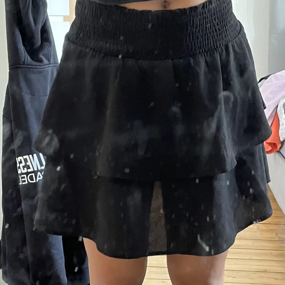 En svart fin kjol med volanger. Använd ett fåtal gånger. Stolek 38 från only/zalando!☺️. Kjolar.