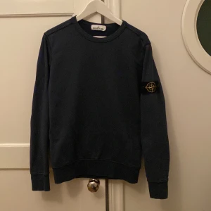 Stone island tröja - Mycket god skick och används aldrig.  Köpte den för ungefär 3 månader sedan men har inge kommit till någon användning. Skriv om intresserad! 