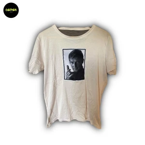 Limitato tshirt - Tjenare! Säljer en snygg Limitato T-shirt! Cond: 8/10 och storlek M. Har tyvärr ingen box men kvitto finns. Nypris - runt 2000kr men jag säljer för endast 399kr. Hör av dig vid frågor!