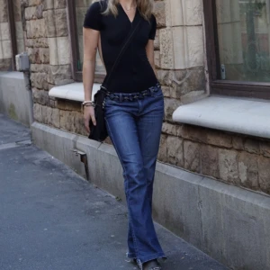 Lågmidjade jeans  - Så snygg färg och passform, saknar dock en knapp vilket gör att jag sätter lägre pris. Skriv för bilder på