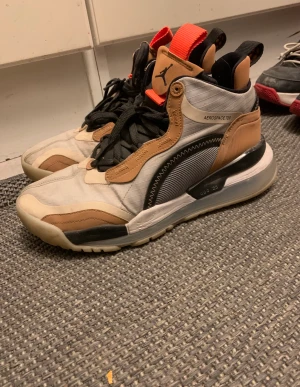 Jordan sneakers strl.44.5 - Sneakers Jordan storlek 44.5 Nytvättade i maskin.
