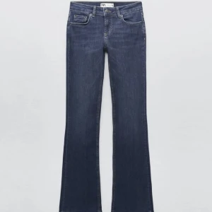 Jeans low waist bootcut zara - Supersnygga low waist bootcut jeans från zara! Den mörkaste modellen i storlek 38🦋💙