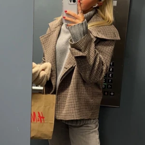 Arket jacka  - Säljer min arket rutiga jacka. Köptes förra hösten för 1700kr. Säljs inte längre. Är inte alls använd, som ny.  Säljer för 999kr