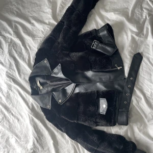 Pälsjacka  - Säljer denna höstjacka!! Tyvärr får inte mycket användning av. Storlek M men funkar på S-XS. 💕💕 pris kan diskuteras 