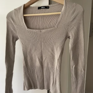 Topp - Beige topp från BikBok🤍