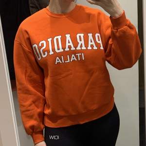 En röd/orange sweatshirt från Gina Tricot i storlek S. Använd ca 5-10 gånger ☄️
