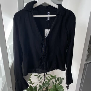 Blus Zara - Jättefin svart topp i linne från Zara. Aldrig använd. Storlek S.