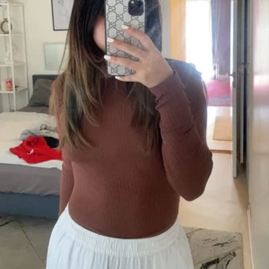 Brun body - Jätte fin body som jag beställt från shein. Har dock inte använt den då jag är för lång överkropp då man inte kan knäppa den men den är helt perfekt och passar som en smäck. Den är även lite stretchig vilket är skönt då de flesta är för tajta.