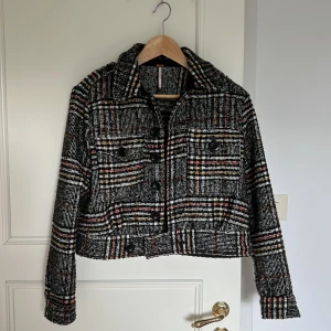 Höstjacka - Fin höstjacka från Free People i kortare modell 🤍🎀