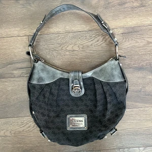 Guess väska - Säljer en guess väska. Får plats med mycket i den. Har en defekt brevid dragkedjan som kan skickas vid intresse annars felfri🫶🏼🧚🏼‍♀️