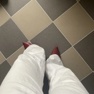 Vinröda ballerinaskor  - Så fina spetsiga ballerinaskor! Slitna lite här och var men syns inte när man har dem på sig!! Skriv om ni vill ha fler bilder!💌