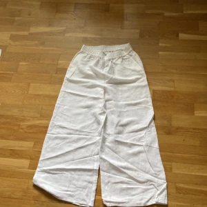 Linnebyxor  - Super snygga linè byxor, säljer dom eftersom dom är för små. Haft på mig dom 1 gång