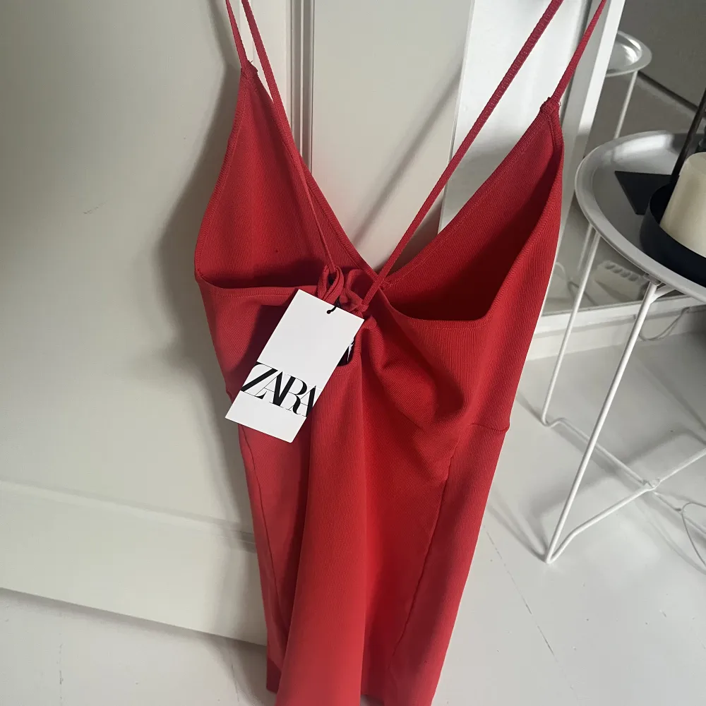 Röd klänning från Zara. Storlek S. Aldrig använd, prislappen kvar! . Klänningar.