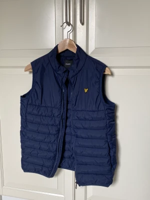 Lyle & scott väst - Hej! Säljer min lyle & scott väst nu, strl 14-15 år, nypris 699kr. Fraktar gärna, finns och hämta i Bollebygd annars! intresse!