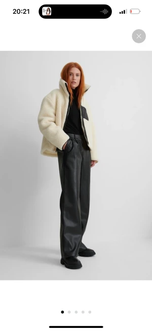 Vinterjacka  - Slutsåld jacka från NA-KD. Använd få gånger. Nypris 799kr. 