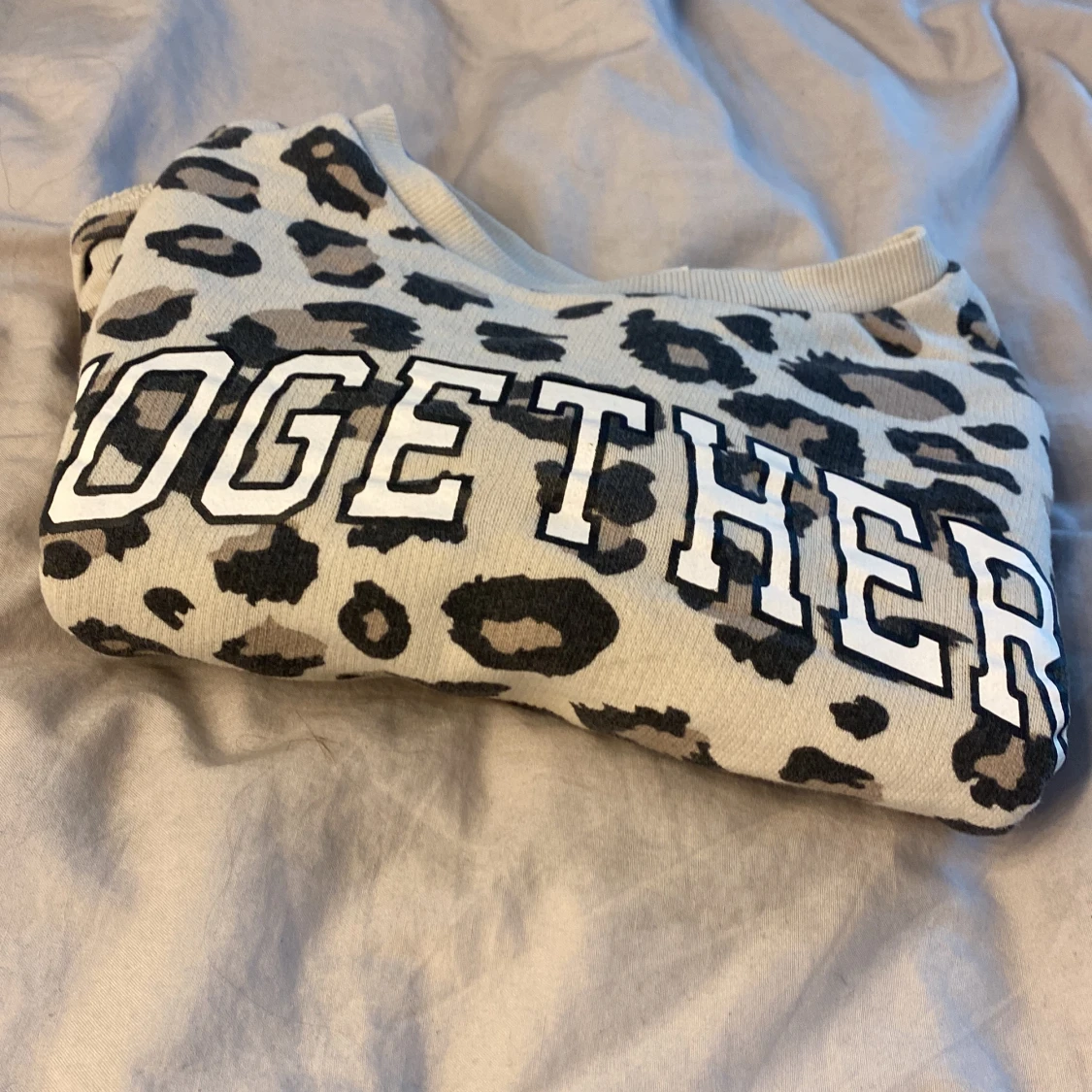 Beige leopard magtröja med tryck på  - 91