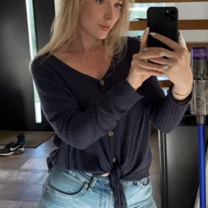 Marinblå tröja  - Tunnare, marinblå tröja i väldigt gott skick. 