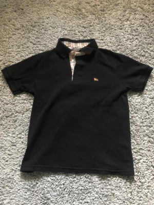 Burberry pike - Burberry piké som jag inte använt jätte mycke men den är inte sliten och inget slitage som syns. Priset kan diskuteras vid snabb affät.