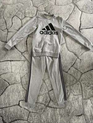 Adidas set - Storlek: S 300kr/st 500kr för hela 