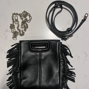 Maje Väska - Säljer min jättefina Maje väska i väldigt bra skick (inga defekter). Säljer då den aldrig kommer till användning längre😇😇 Två axelband tillkommer, ett vanligt och en guldkedja. Nypris: 2500, inhandlad på Farfetch. Dustbag finns