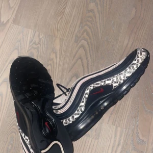 Air max 95 - Köpta för runt 2500kr Storlek 44.5/10.5 Använda men fortfarande väldigt bra skick.