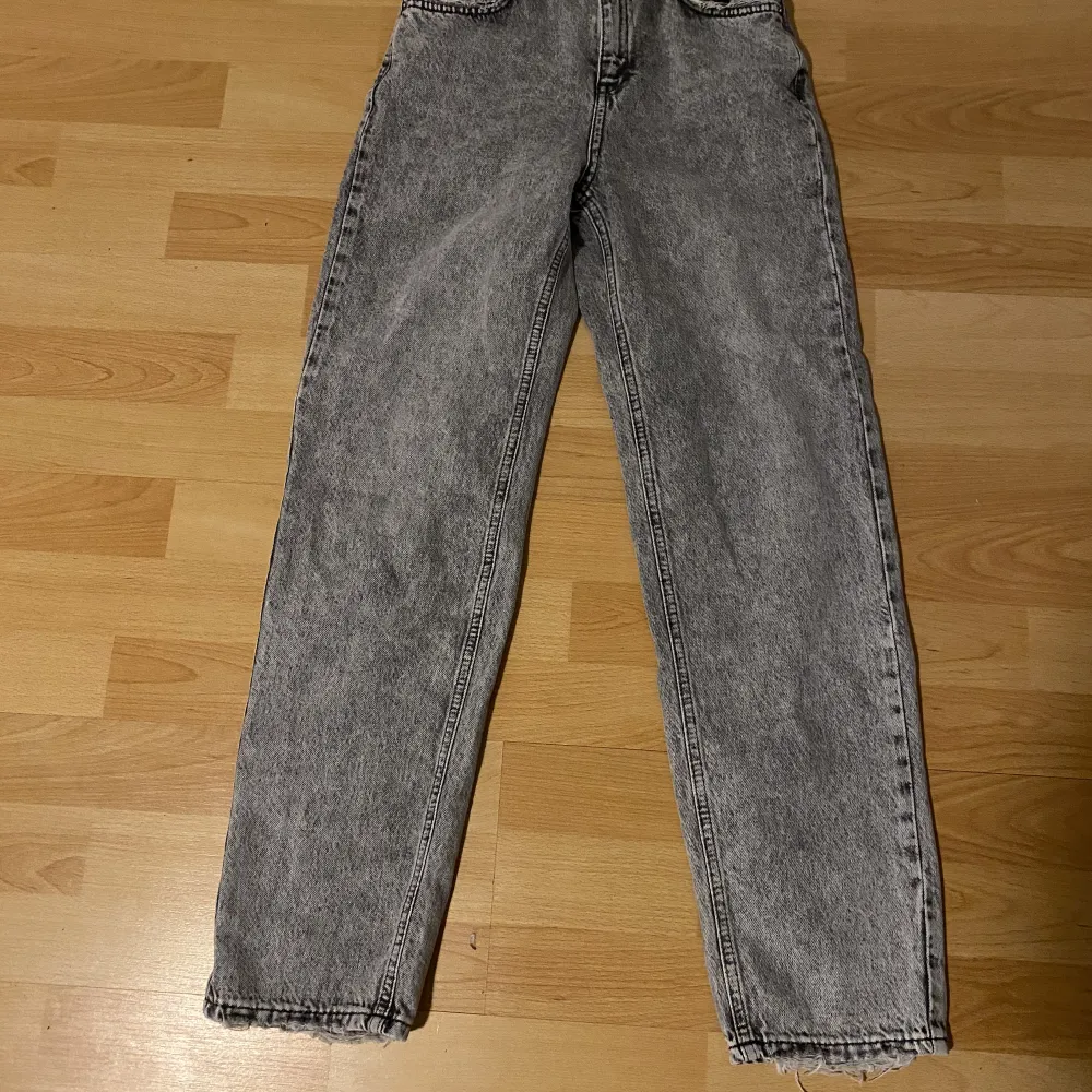 Jag tänker sälja dessa super sköna och snygga gråa jeans från Gina Tricot. Dem är baggy gråa jeans. Jag betalar ej för frakten. Som sagt storlek 146. Pris kan diskuteras. Org pris: 200kr . Jeans & Byxor.