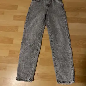 Jag tänker sälja dessa super sköna och snygga gråa jeans från Gina Tricot. Dem är baggy gråa jeans. Jag betalar ej för frakten. Som sagt storlek 146. Pris kan diskuteras. Org pris: 200kr 