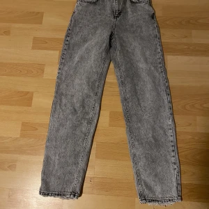 Gina Tricot jeans  - Jag tänker sälja dessa super sköna och snygga gråa jeans från Gina Tricot. Dem är baggy gråa jeans. Jag betalar ej för frakten. Som sagt storlek 146. Pris kan diskuteras. Org pris: 200kr 