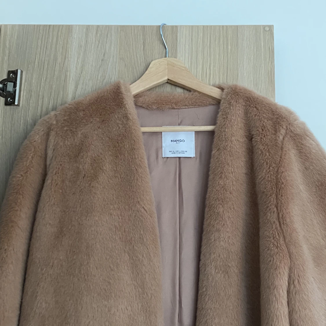 Lång exklusiv jacka i rosa fuskpäls  - 90