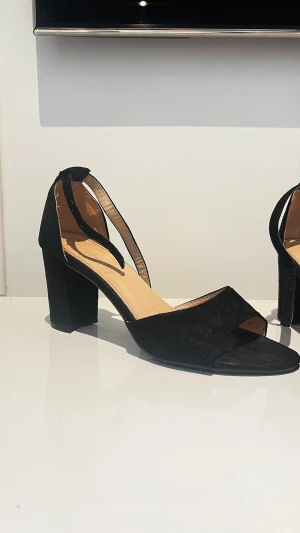 Klackskor  - Svarta, storlek 37. Lite dammiga för tillfället pga flytt.