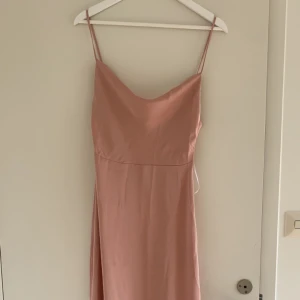 Rosa sidenklänning  - Klänning i siden, aldrig använd. Lång klänning med öppen rygg 