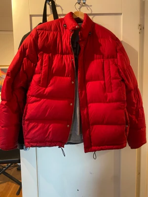 Wood Wood jacka  - Säljer en Wood Wood jacka i rött. Inga skador eller missfärgningar utan är i bra skick. 