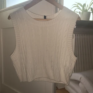 Knuttes vest  - White and knitted, cute dikt gullig men jag passar inte i den använt 2 gånger 