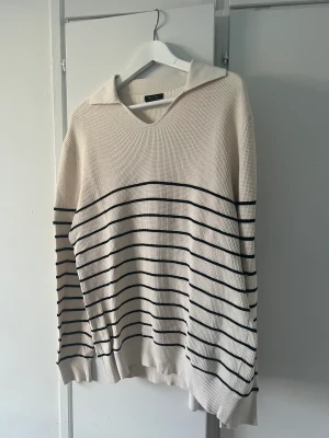 Långärmad tröja med krage  - Långärmad tröja med krage från Massimo dutti, sällan använd Stickat 